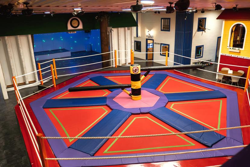 Lohesaba seikluslinnak kahele lapsele koos imemaitsva jäätisevalikuga