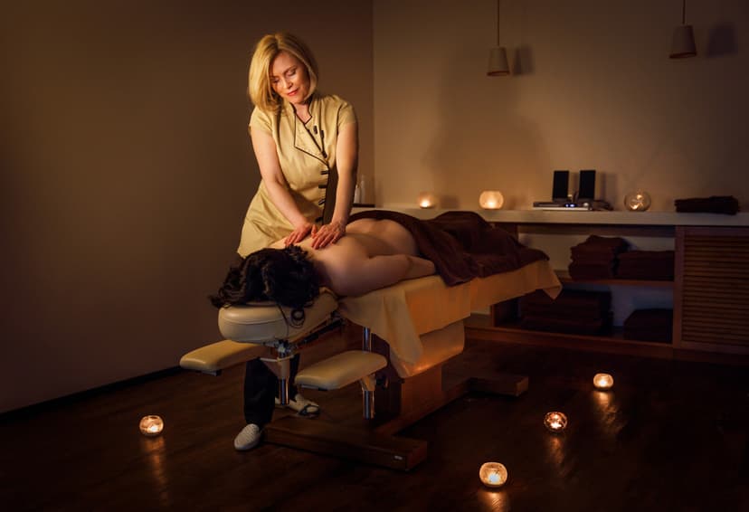 Pingeid maandav seljahoolitsus massaažiga