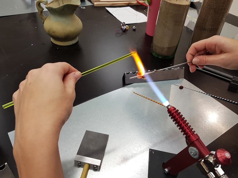 Klaasi sulatamine elavas tules