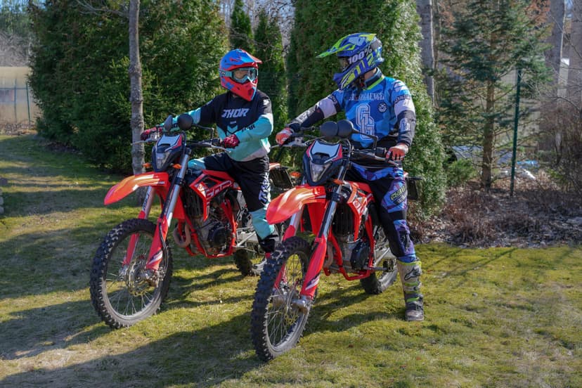 Sõit enduro mootorratastega kahele