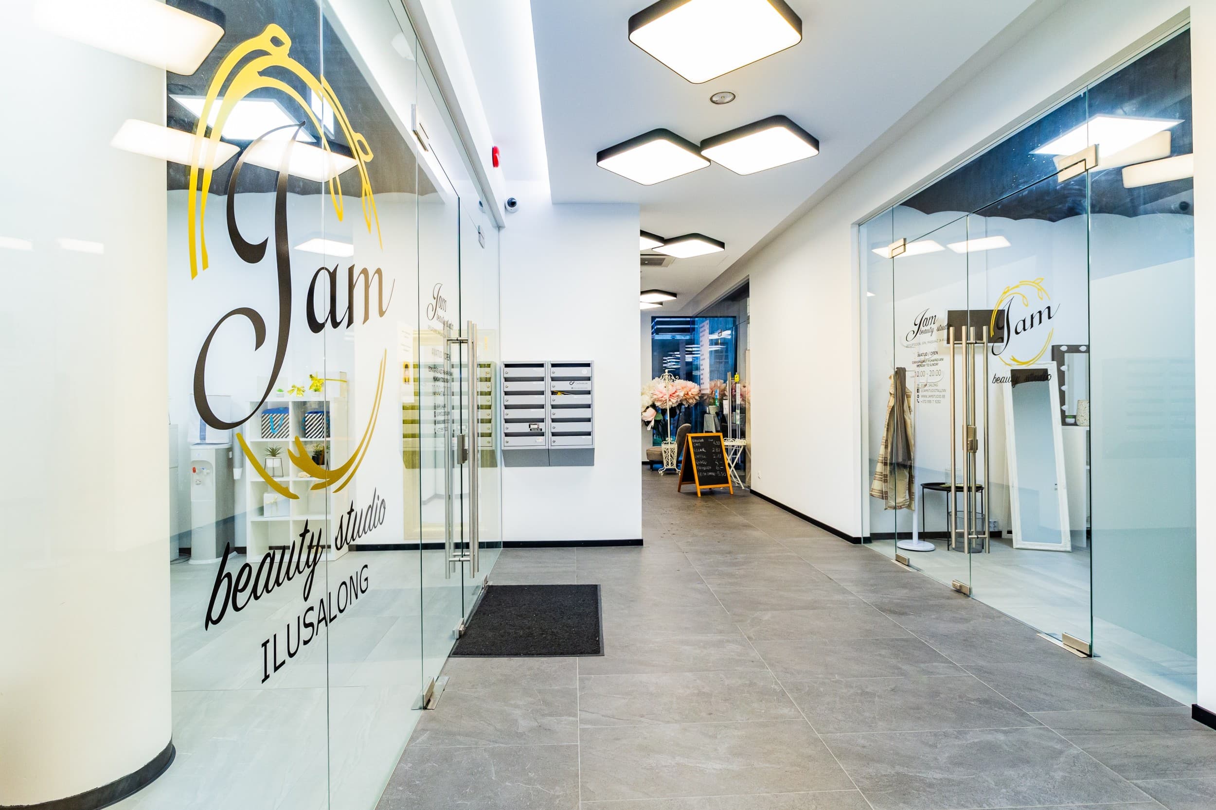 Подчеркните свою красоту перманентным макияжем – межресничный татуаж