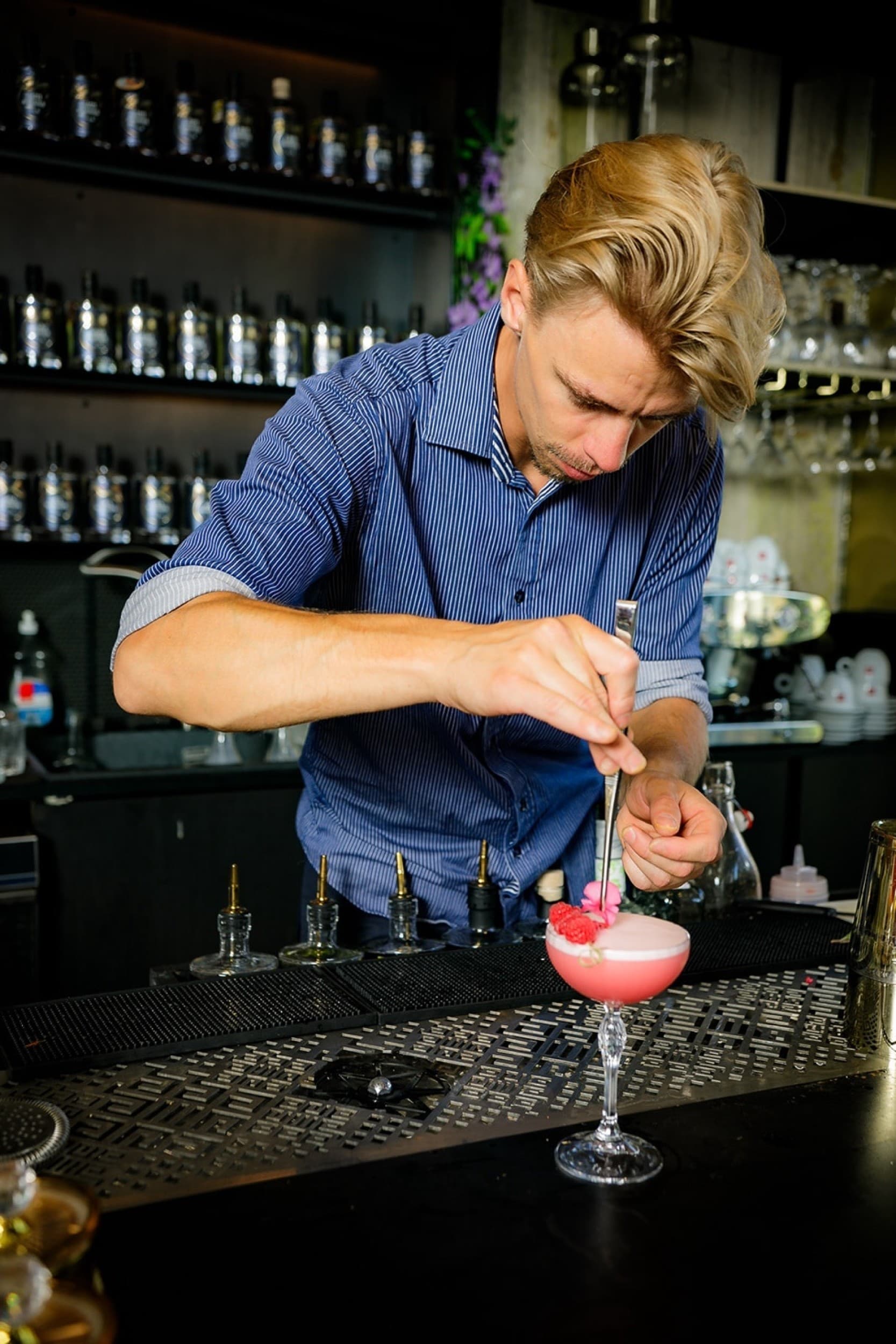 Naistekas lillelises G-Spot Bar’is | Kingitus