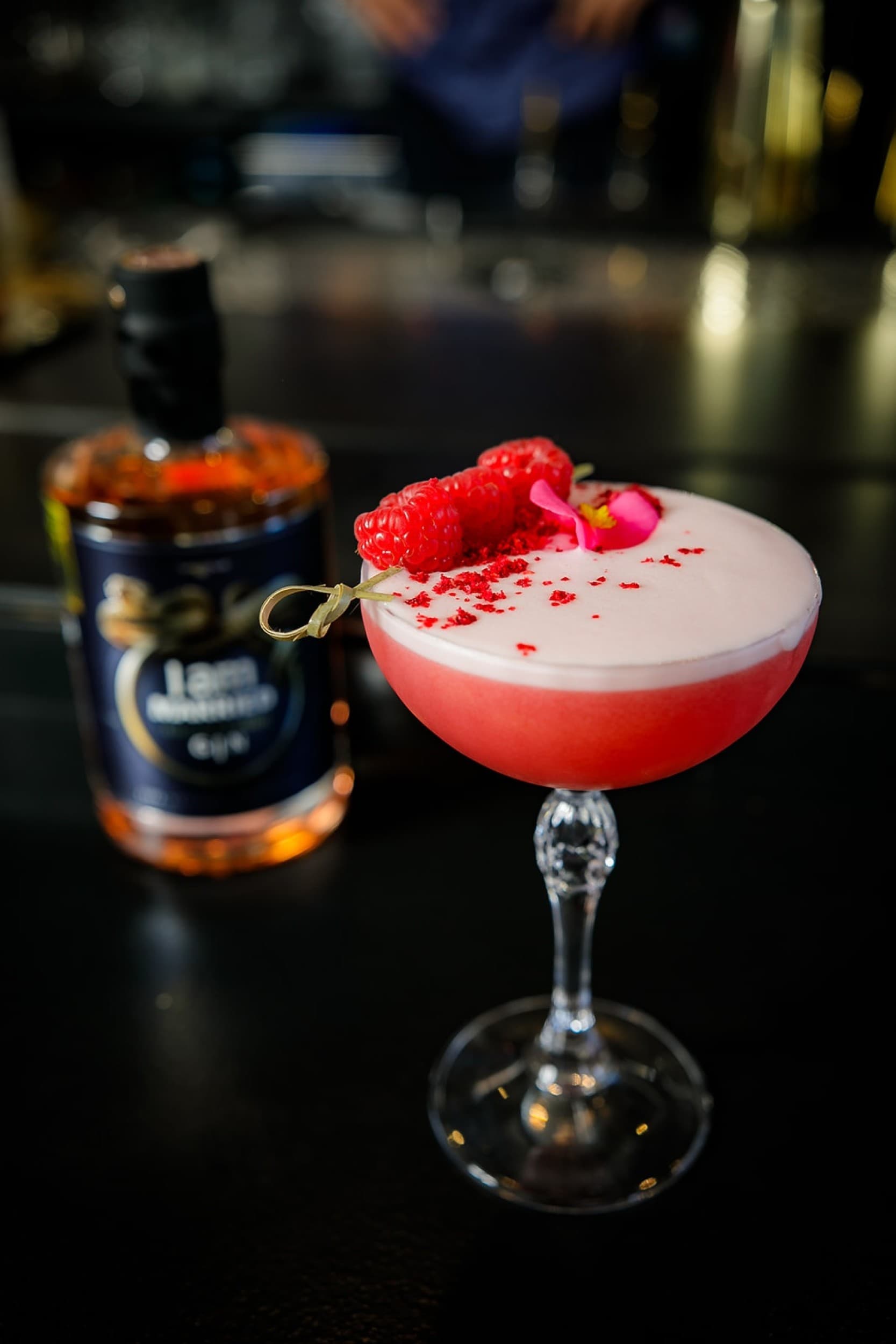 Naistekas lillelises G-Spot Bar’is | Kingitus
