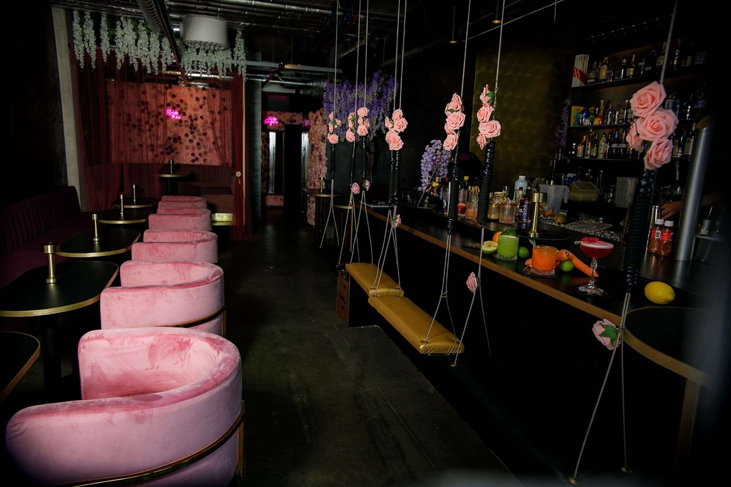 Naistekas lillelises G-Spot Bar’is | Kingitus