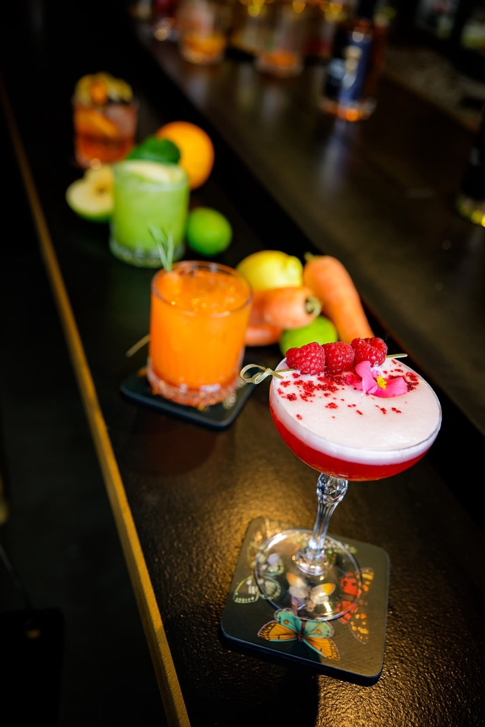 Naistekas lillelises G-Spot Bar’is | Kingitus