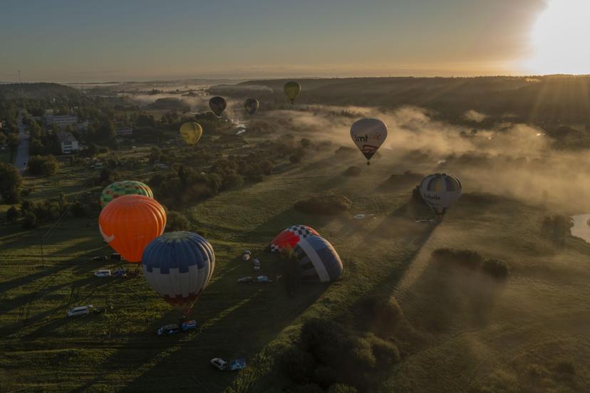 Lend kuumaõhupalliga perele