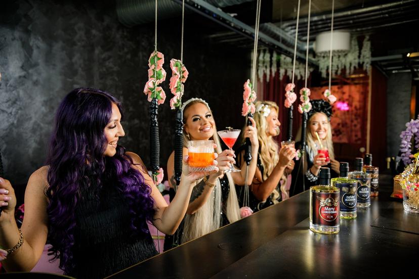 Tüdrukuteõhtu kokteilikoolitus lillelises G-Spot Bar’is