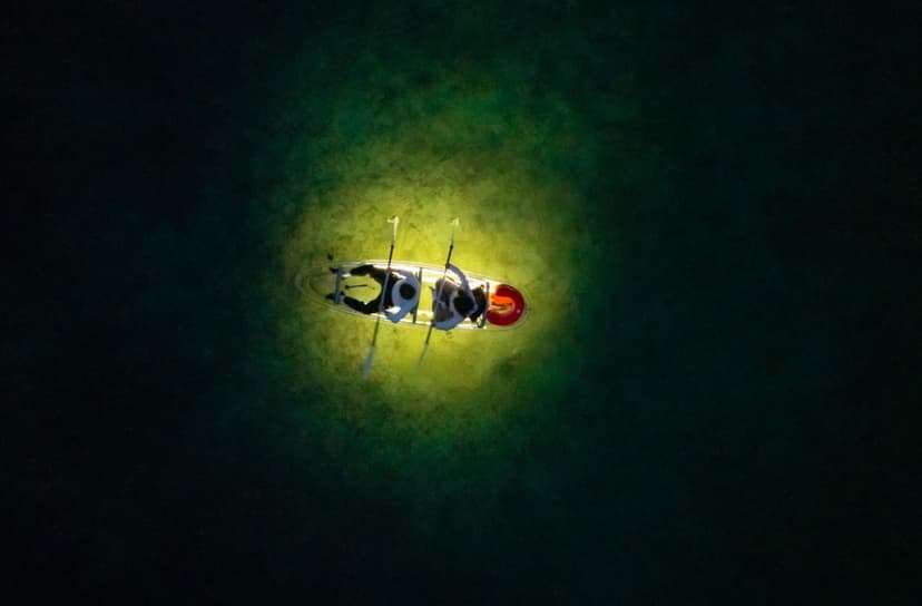 Romantiline valgusretk klaaskajakiga öisel Äntu Sinijärvel