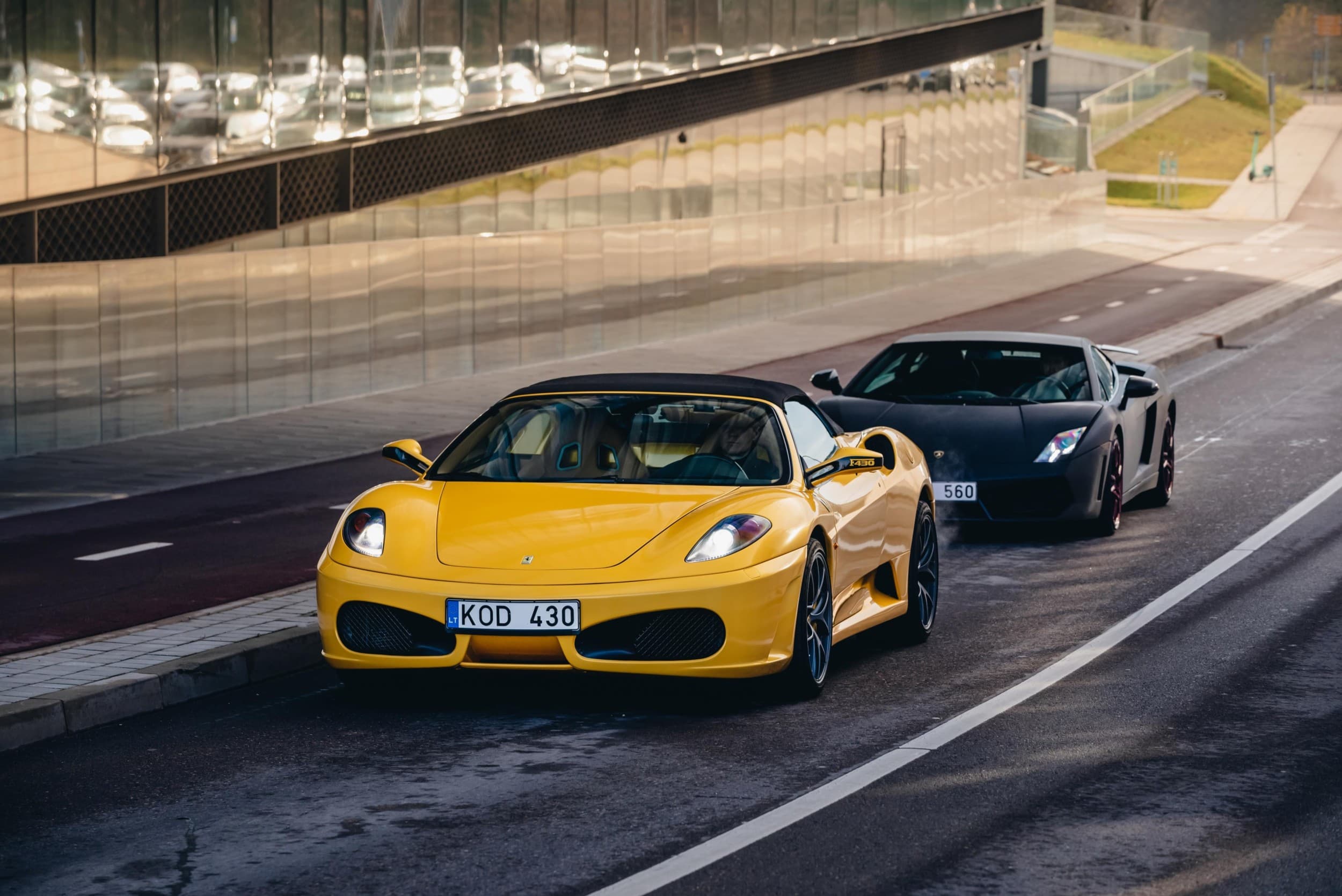 Ferrari vs Lamborghini sõiduelamus kaaspiloodina | Superdrive