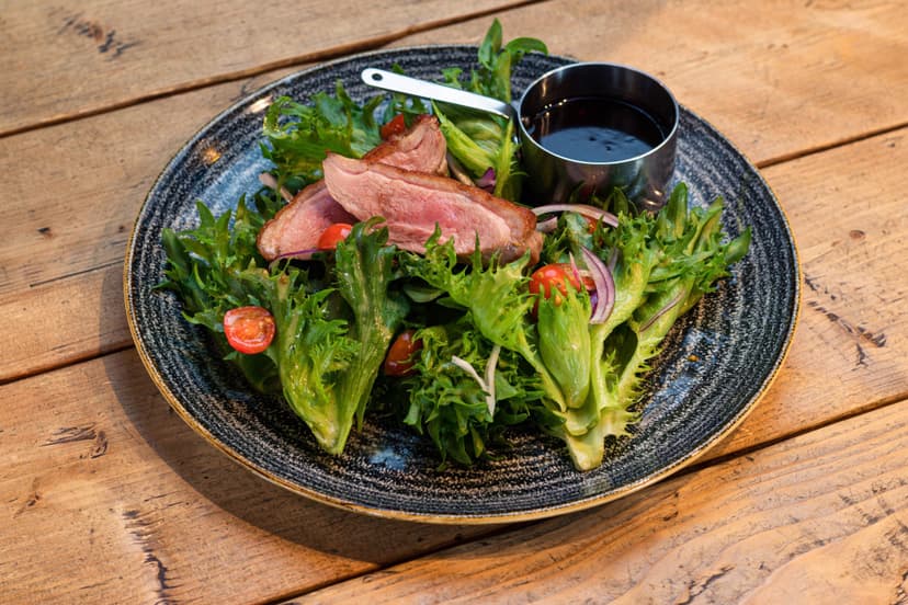 Romantiline õhtusöök pudeli veiniga kahele Beer Gardenis