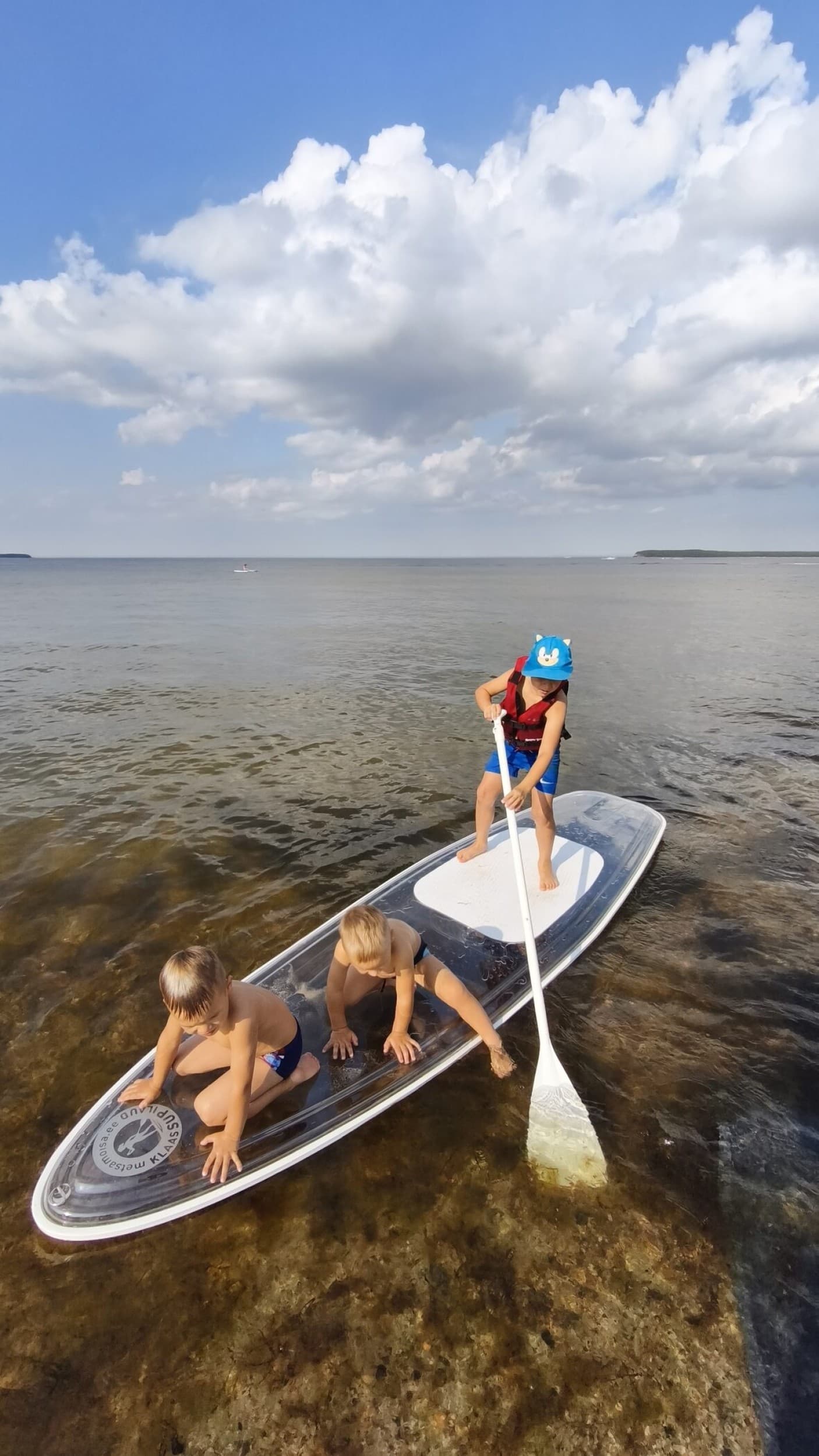 Захватывающий вид под воду озера Синийярв с прозрачной SUP-доски для одного