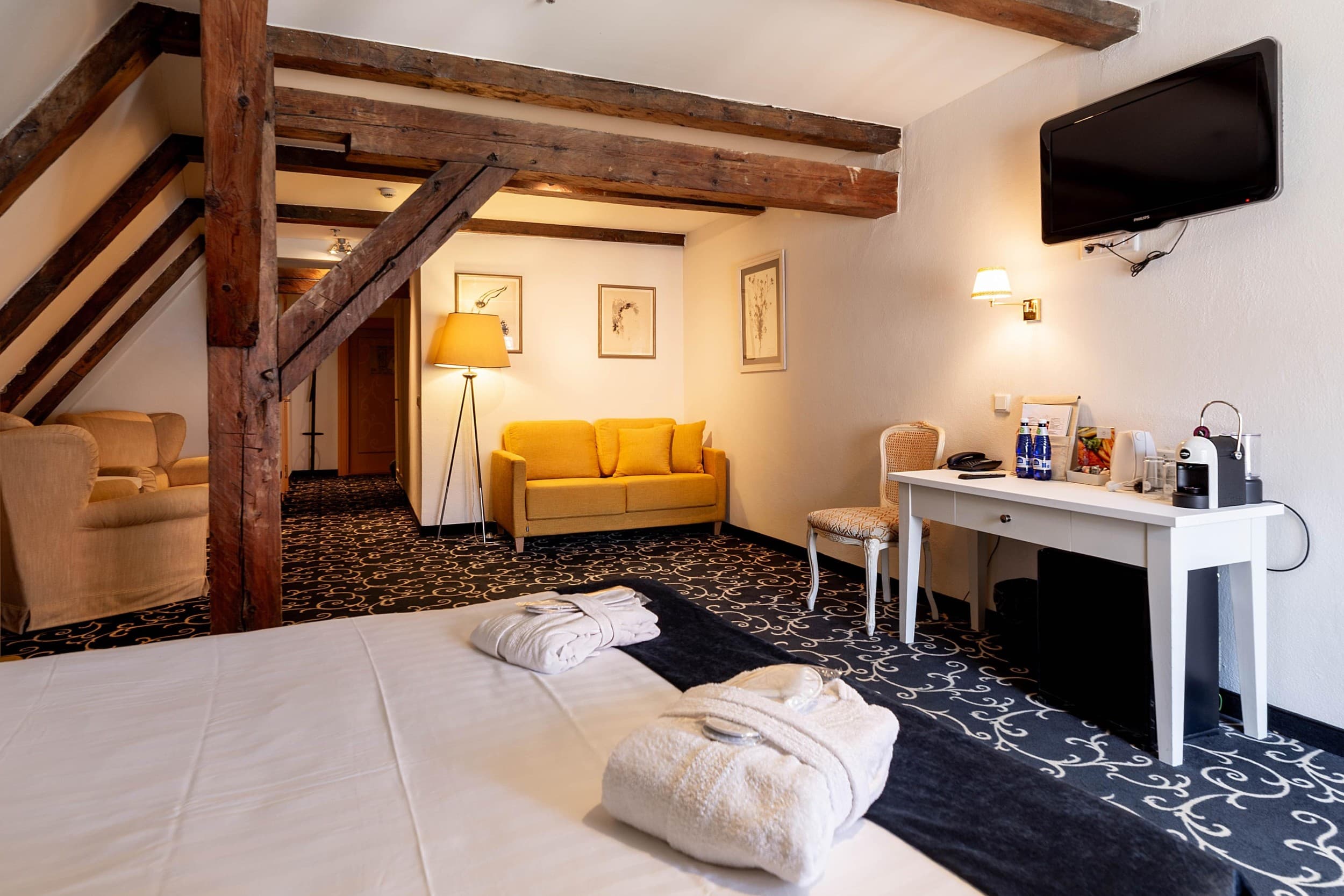Проживание для двоих в номере Deluxe отеля Meriton Old Town Garden Hotel