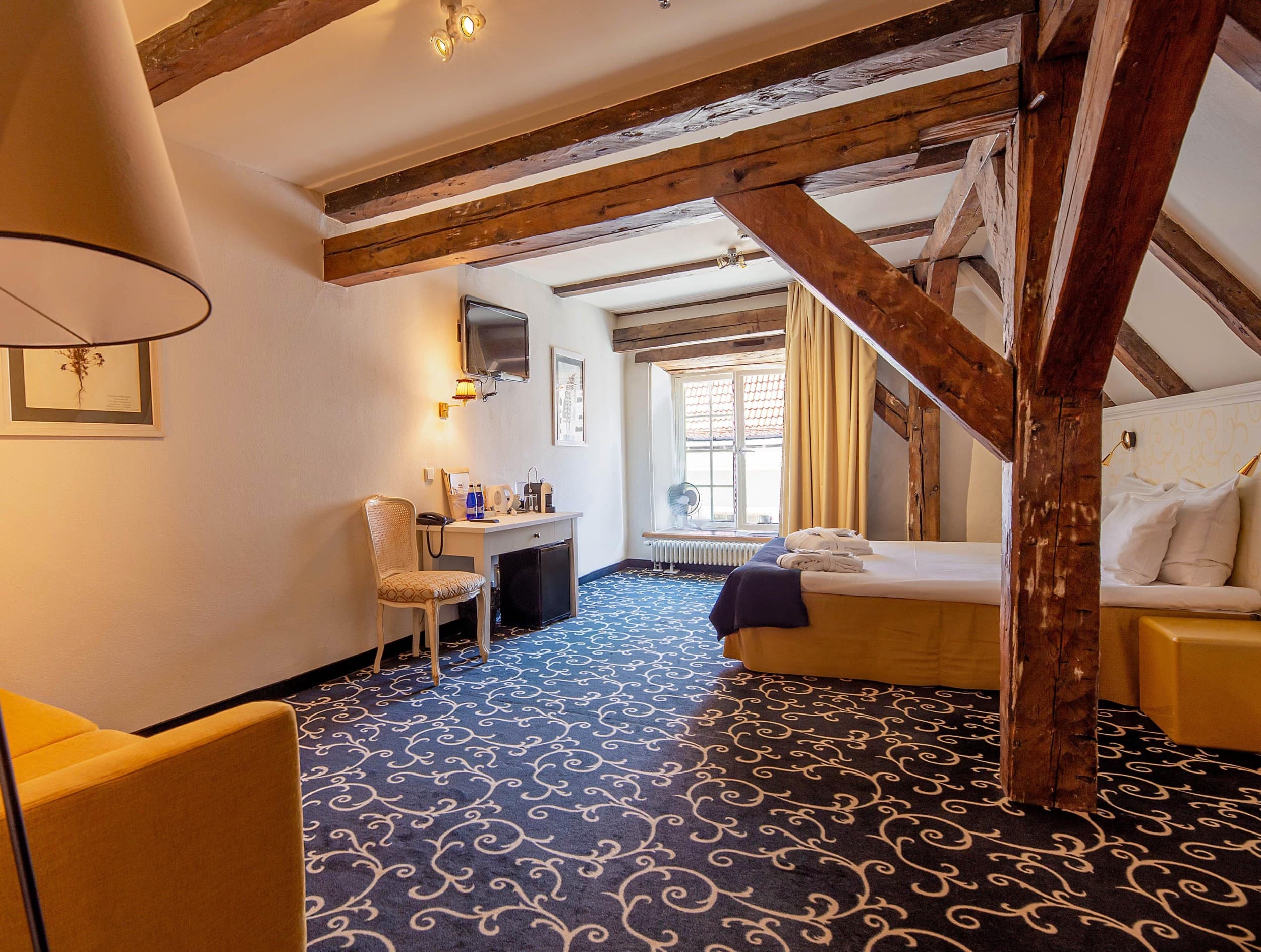 Проживание для двоих в номере Deluxe отеля Meriton Old Town Garden Hotel