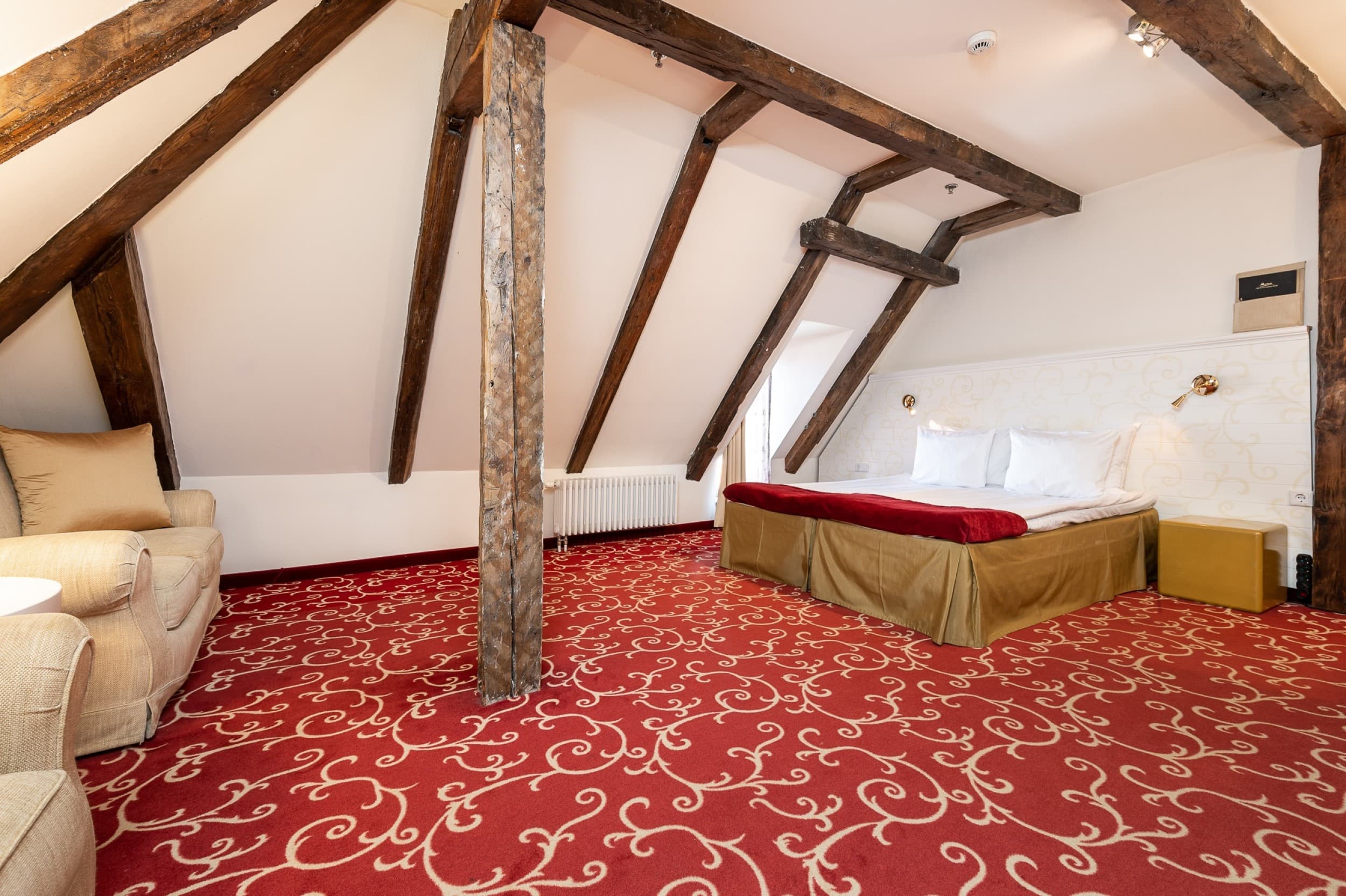 Проживание для двоих в номере Deluxe отеля Meriton Old Town Garden Hotel