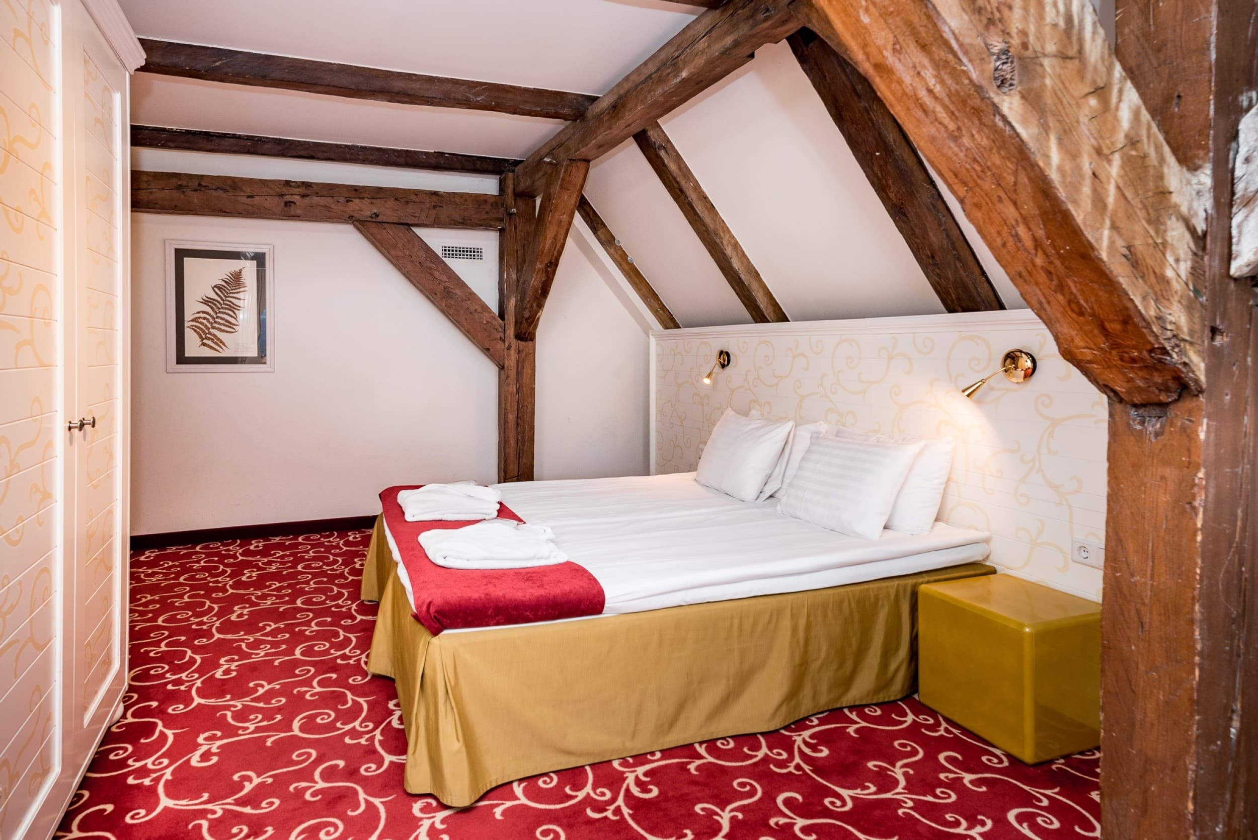 Проживание для двоих в номере Deluxe отеля Meriton Old Town Garden Hotel