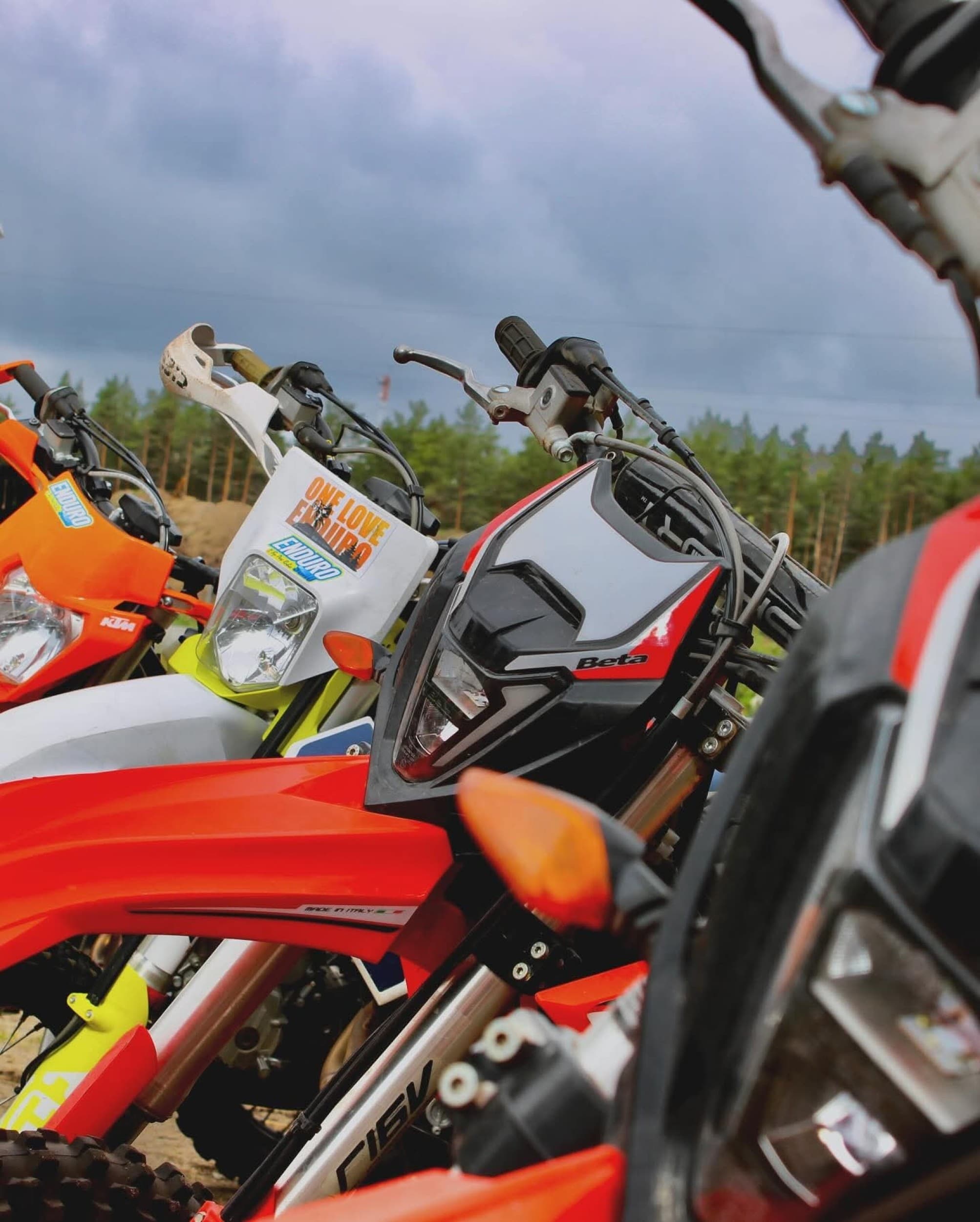 Enduro mootorrattamatk metsikul maastikul