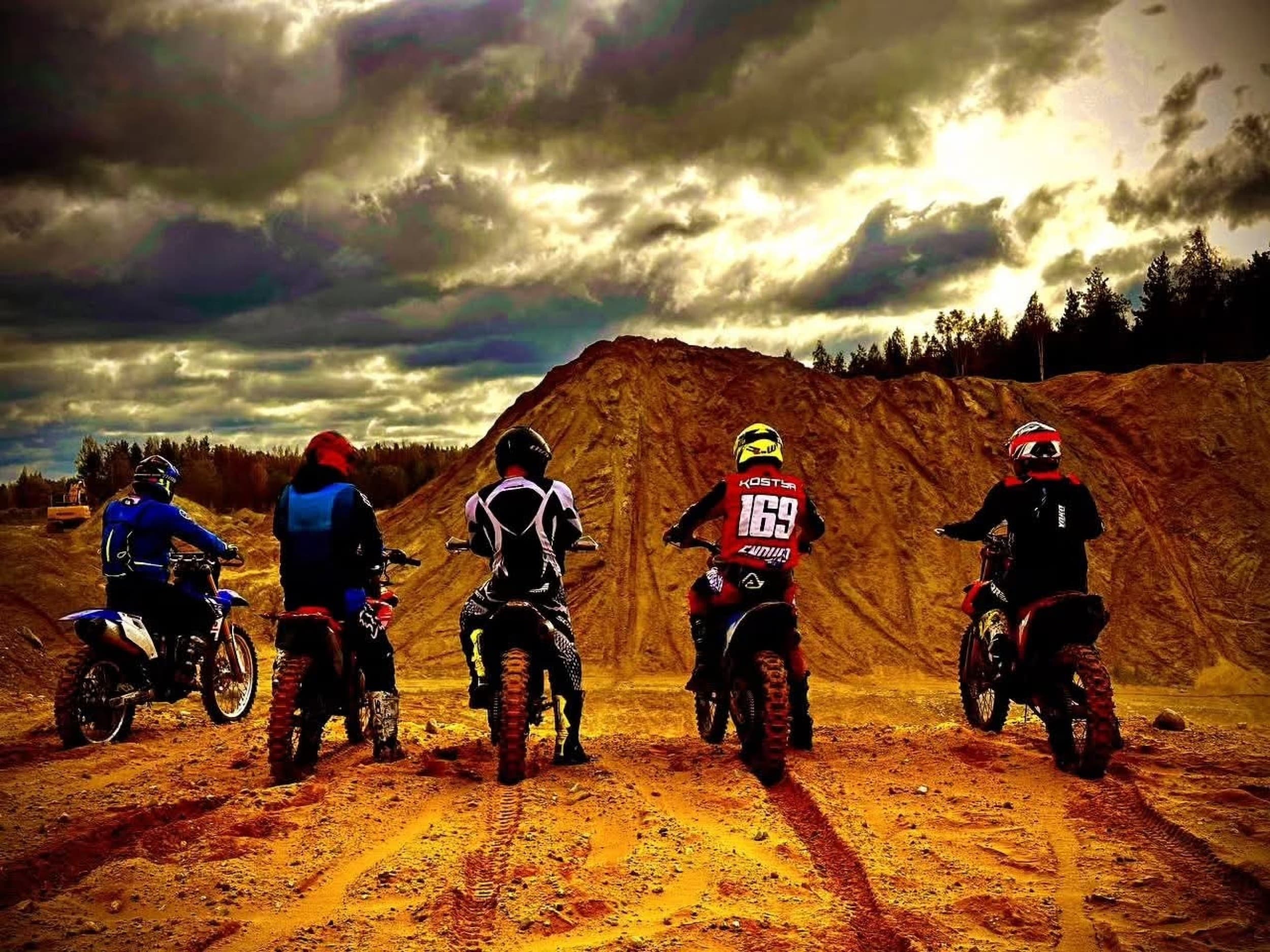 Enduro mootorrattamatk metsikul maastikul