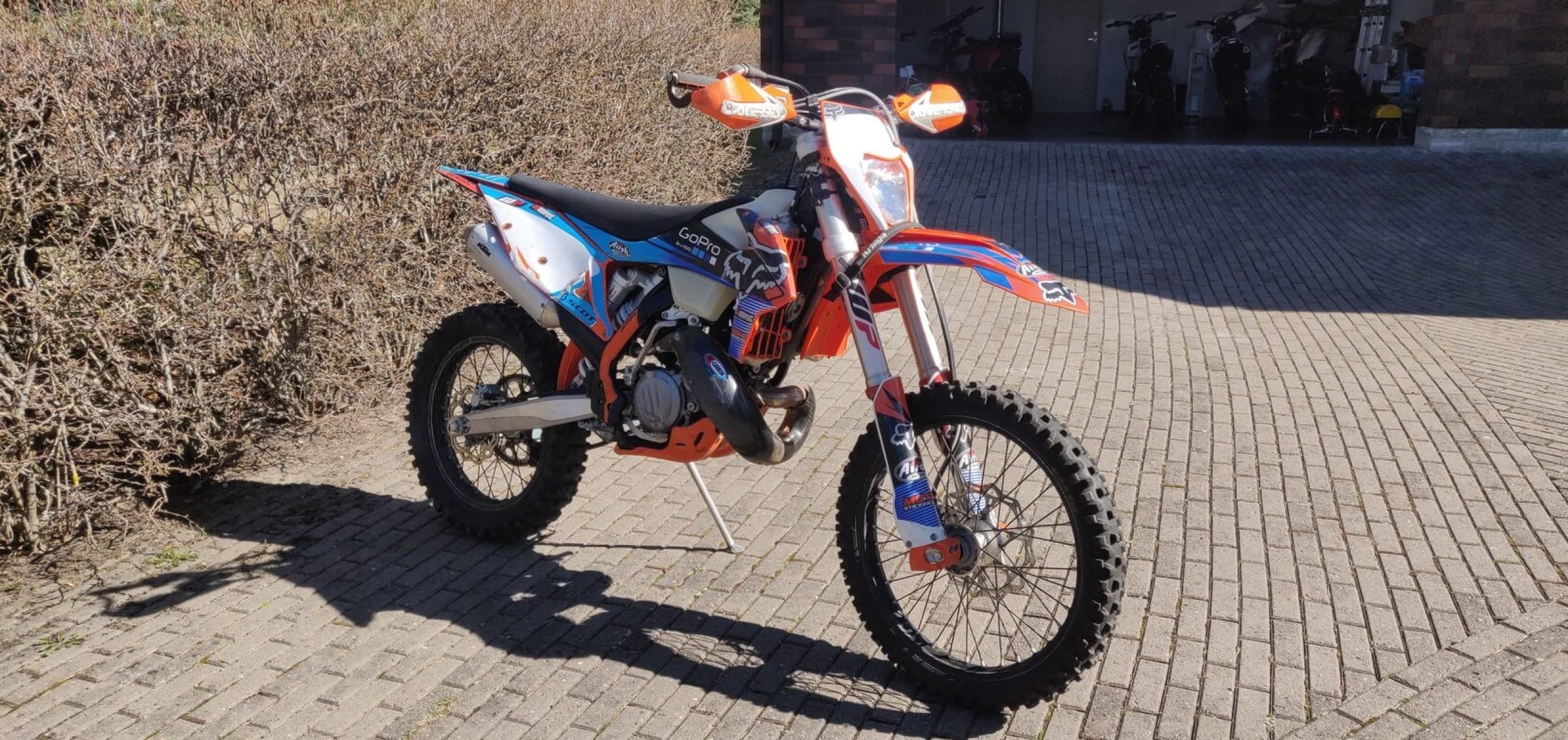 Enduro mootorrattamatk metsikul maastikul