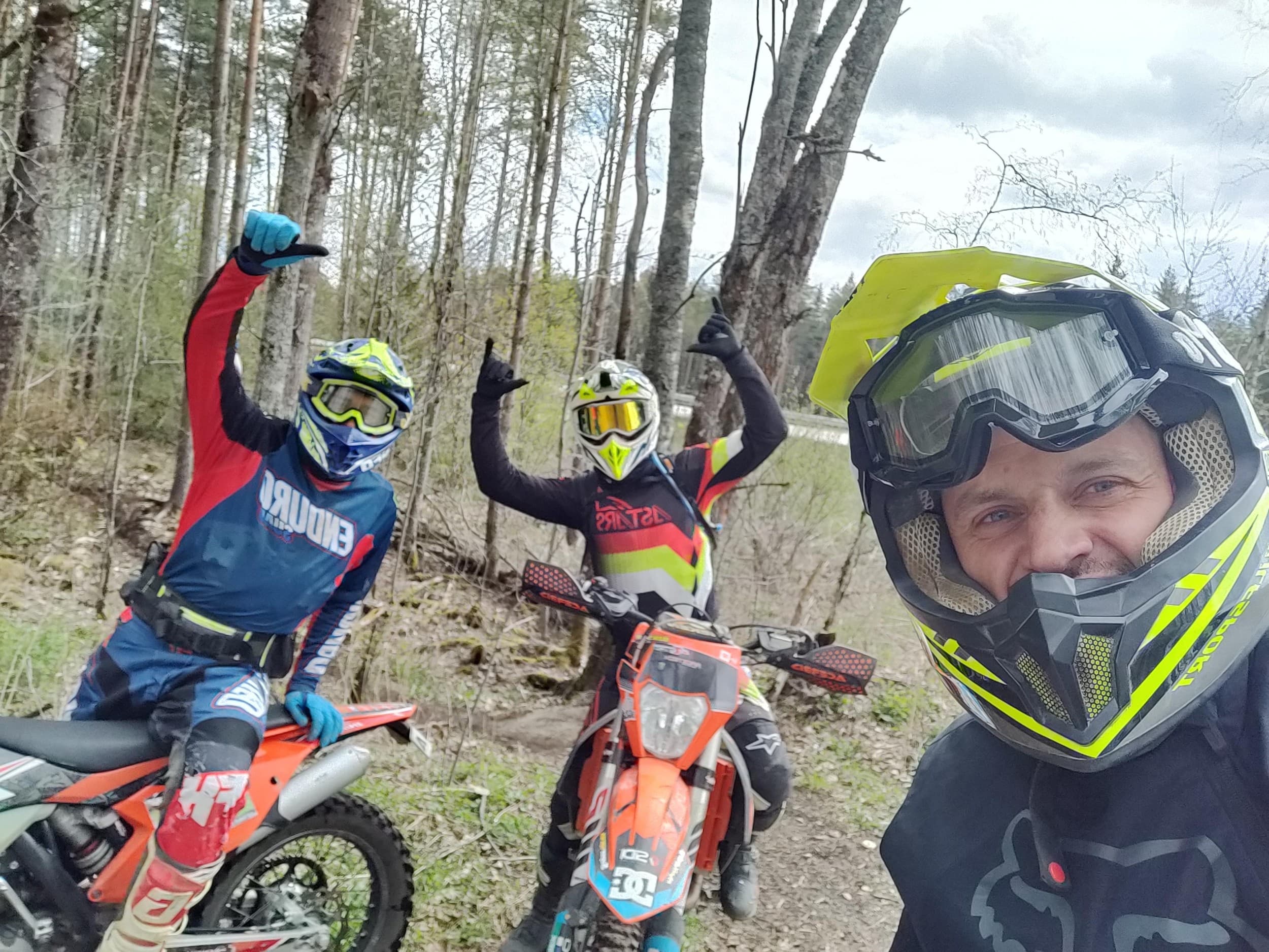 Enduro mootorrattamatk metsikul maastikul