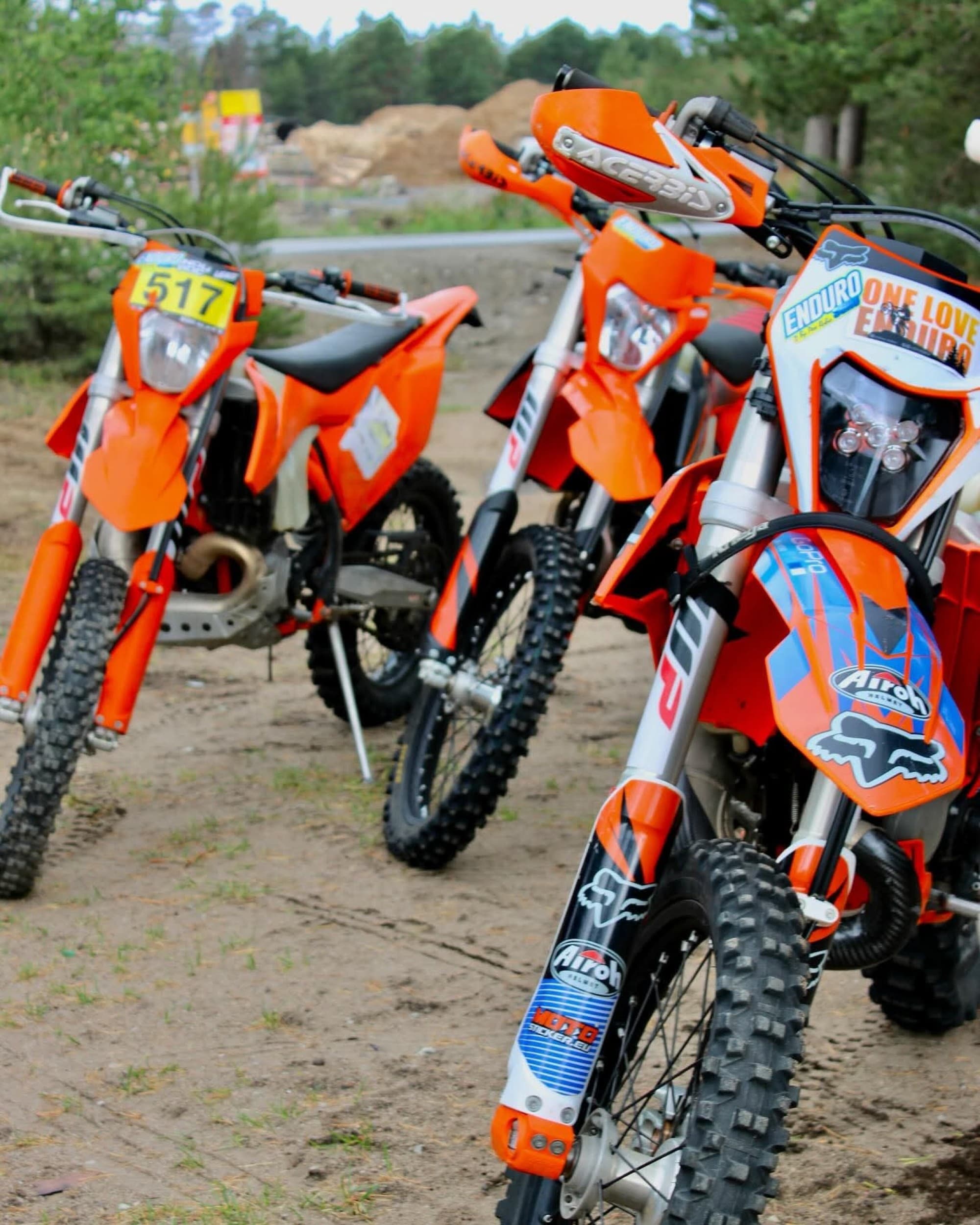 Enduro mootorrattamatk metsikul maastikul