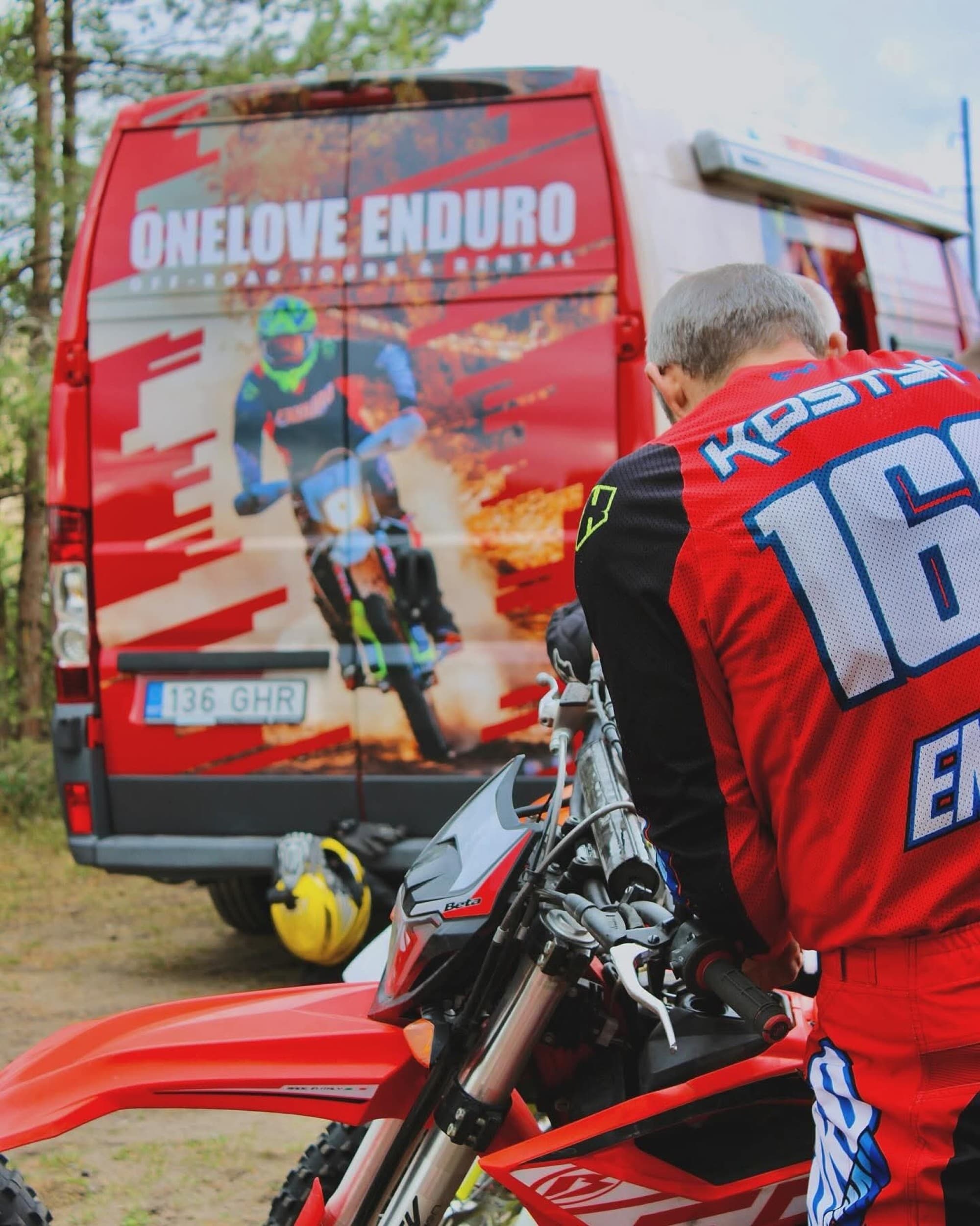 Enduro mootorrattamatk metsikul maastikul