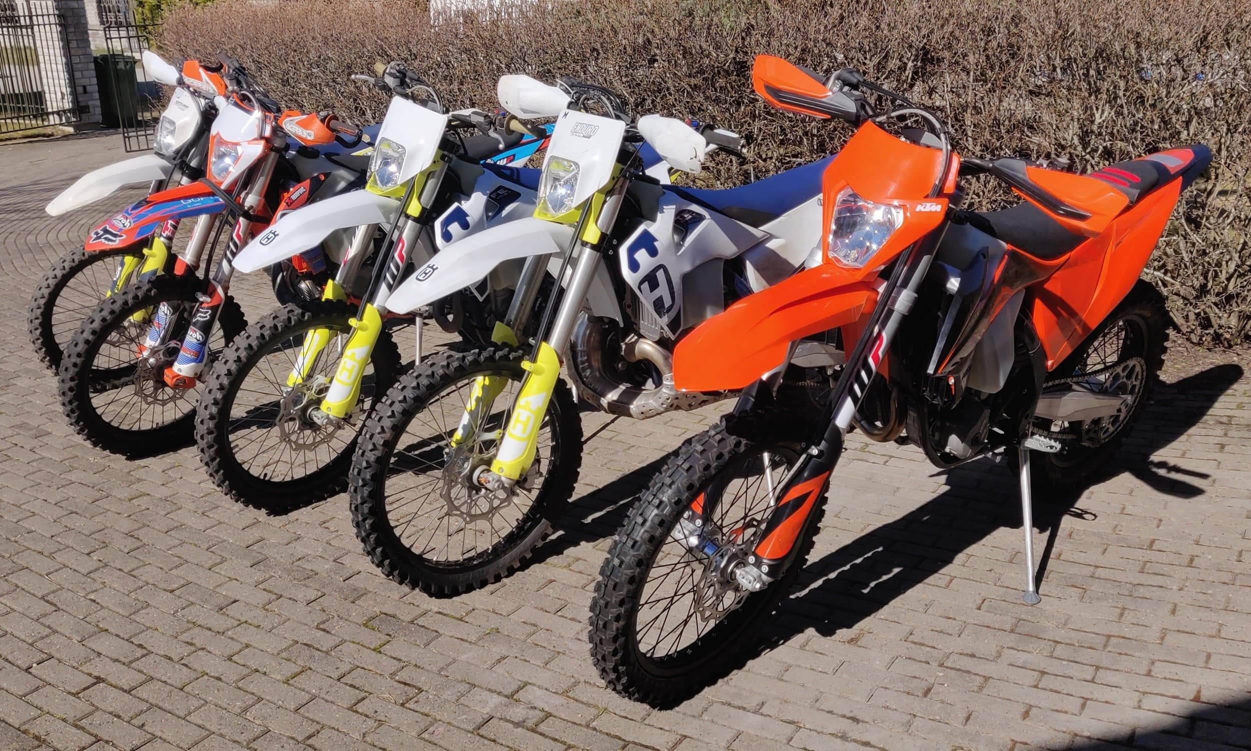 Enduro mootorrattamatk metsikul maastikul