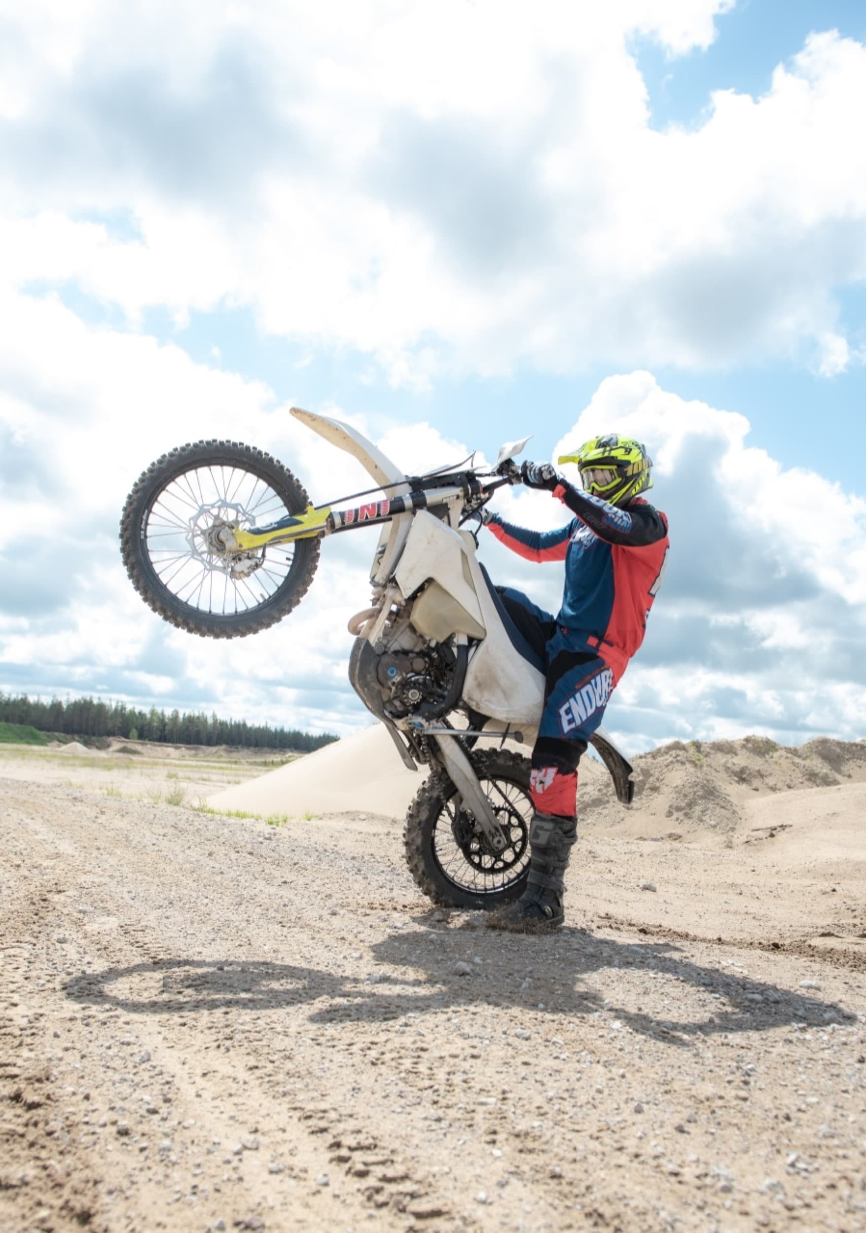 Enduro mootorrattamatk metsikul maastikul