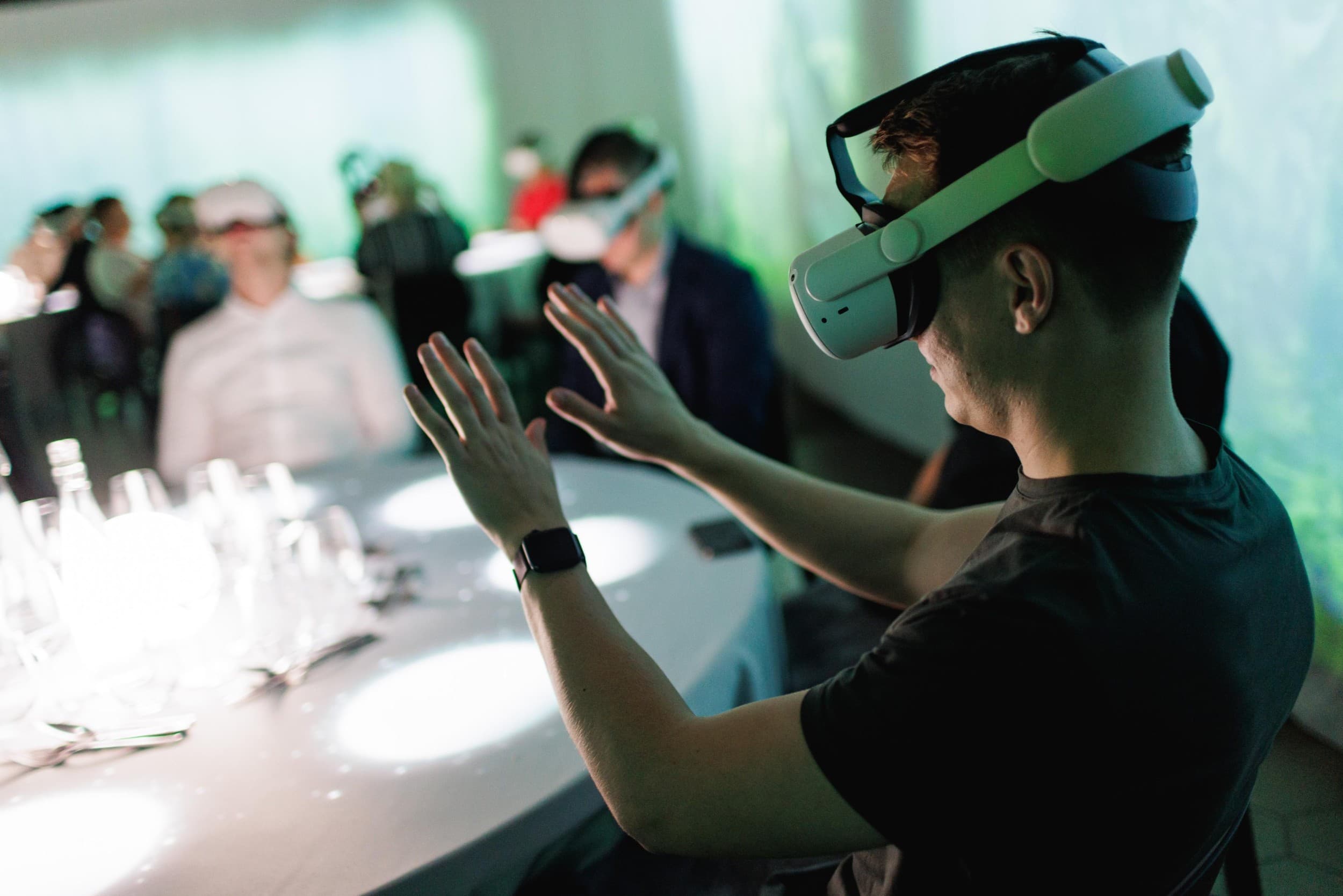 Neljakäiguline virtuaalreaalsuse elamusõhtusöök kahele PROTOs