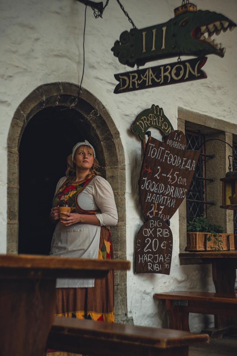 Keskaegne kõrtsielamus III Draakonis