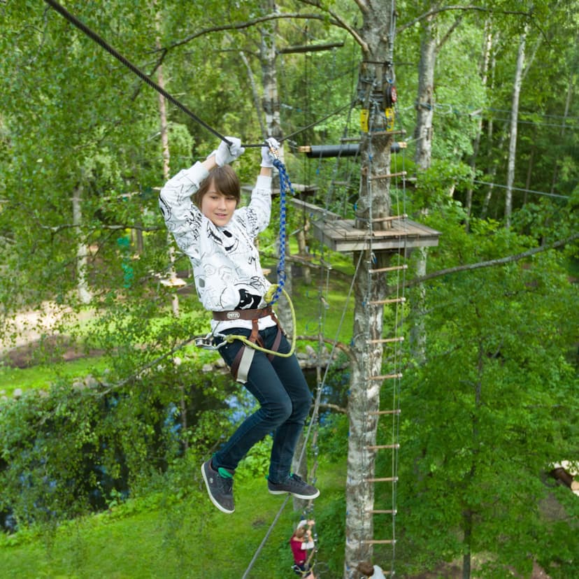 Seiklusraja pilet noorele Nõmme seikluspargis