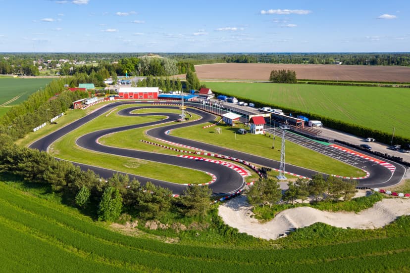 Seltskondlik kardisõit Kuningamäe võistluskardirajal