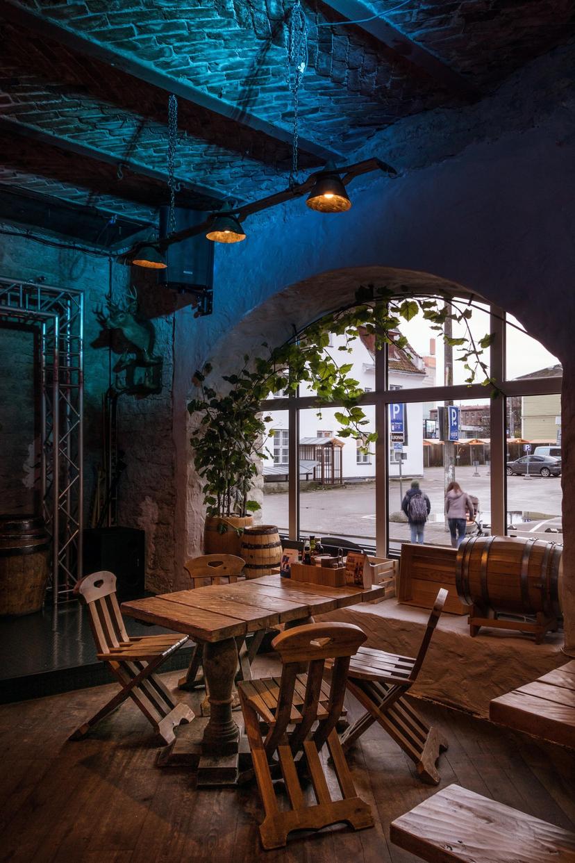 Õhtusöök koos pudeli veiniga restoranis Beer Garden