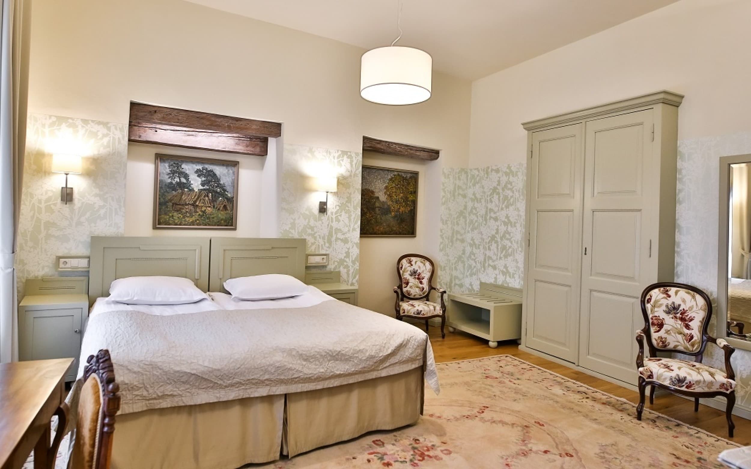 Романтический пакет для двоих в отеле Antonius Boutique Hotel в номере Deluxe
