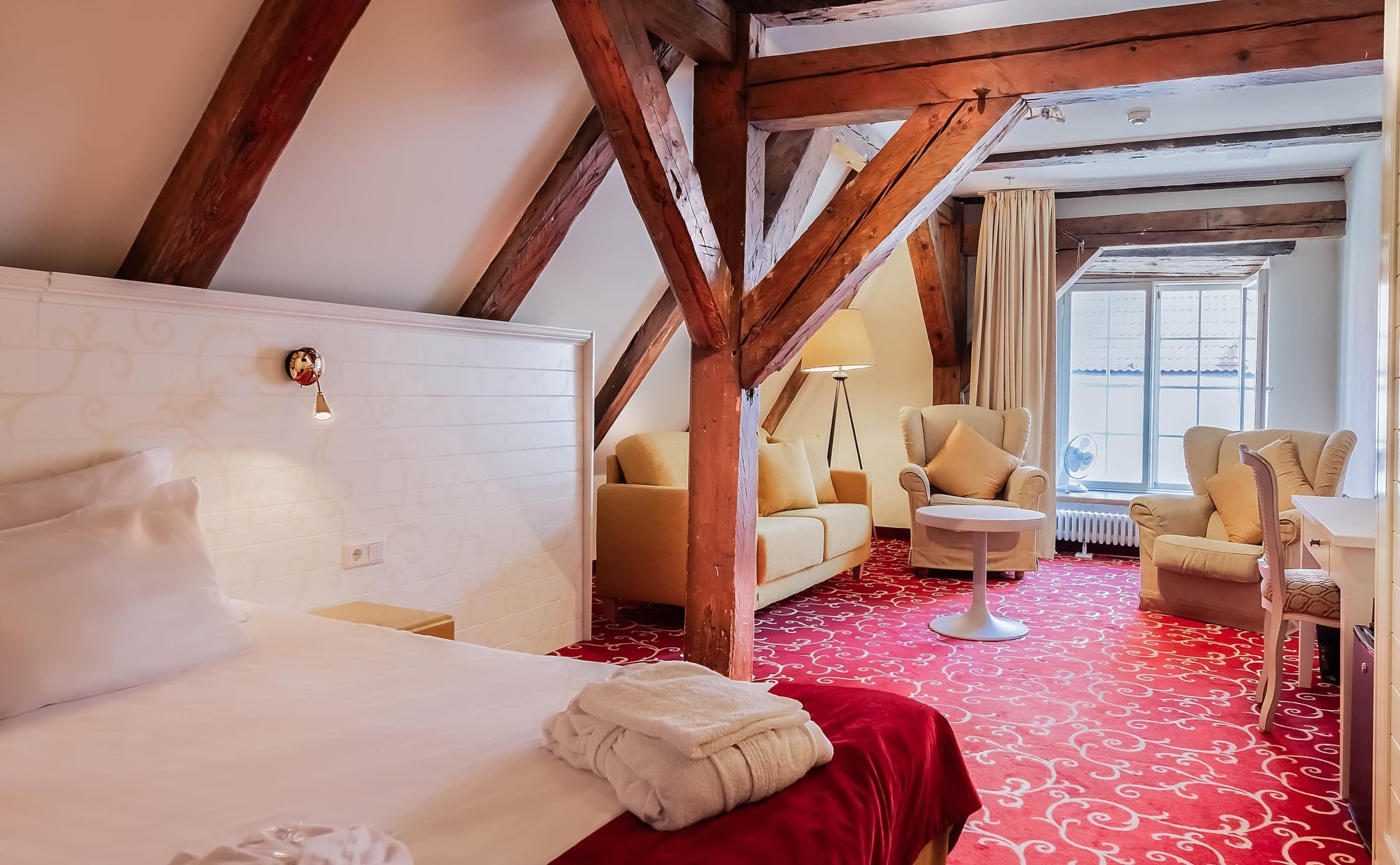 Проживание для двоих в номере Deluxe отеля Meriton Old Town Garden Hotel